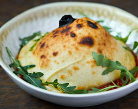 Запечена бурата в тісті з соусом марінара