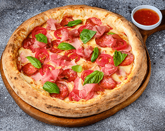 Сицилийская пицца с беконом и острой салями