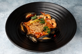 Рисова локшина з морепродуктами в пікантному соусі