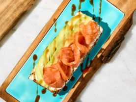 Брускета з пряним лососем та сирно-йогуртовим соусом