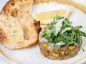 Тартар із лососем, авокадо та каперсами