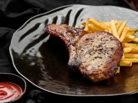 Свинина на кістці з картоплею фрі