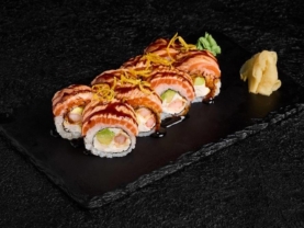 Рол Абурі з лососем, темпура креветкою та сиром філадельфія