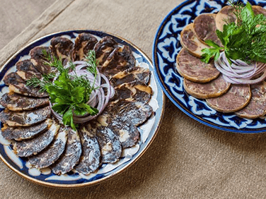 Гордость узбекской кухни: традиционные казы в ресторане Баклажан
