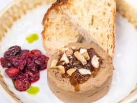 Ніжний курячий паштет з вишнею та  карамелізованою цибулею