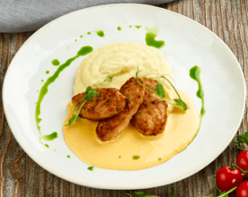 Курячі котлети з картопляним пюре і сирним соусом