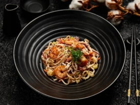 Локшина удон з креветками з вершково-кокосовим соусом