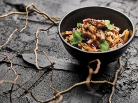 Салат овочевий з теріякі куркою та хрусткою  локшиною