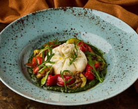 Бурата з печеними овочами та соусом песто