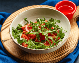 Салат з помідором та руколою