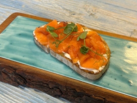 Брускета з слабосоленим лососем