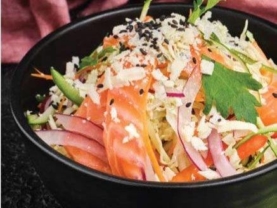 Салат з лососем та блакитним сиром