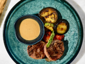 Медальйони з телятини з овочами гриль