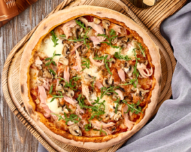 Піца з копченою куркою, грибами та маскарпоне