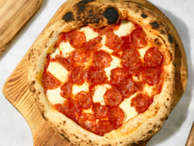 Піца з пікантною салямі та моцарелою