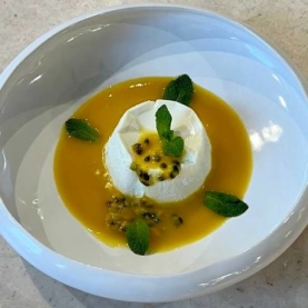 Панакота з соусом із манго