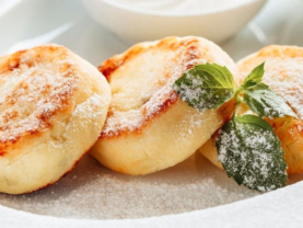 Сирники зі сметаною та соусом маракуя