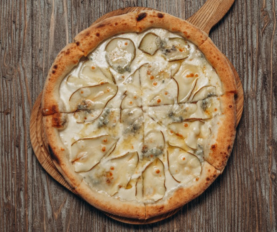 Піца з грушею та горгонзолою
