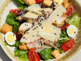 Цезар з курячим філе та беконом