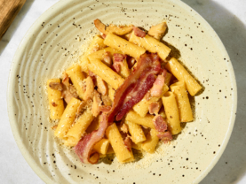 Запечена паста з сирним соусом, беконом та курятиною