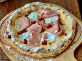 Піца мортаделла зі страчителлою