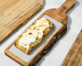 Брускета з авокадо та страчателою