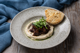 Хумус з карамелізованою курячою печінкою