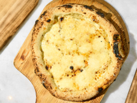 Піца Буффаліно з сирами із власної сироварні