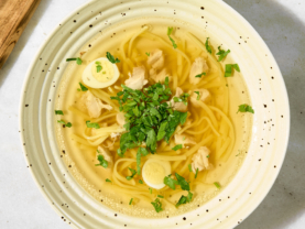 Курячий бульйон з яйцем та локшиною