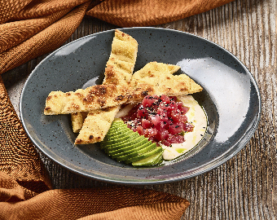 Тартар із тунця з імбирною заправкою та соусом вітелло тонато