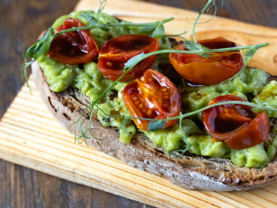 Брускета з авокадо і томатами