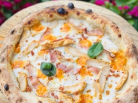 Піца з куркою, сиром чеддер та трюфельним соусом