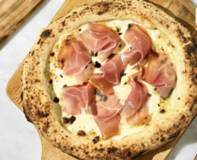 Піца з в’яленою шинкою, камабером та трюфелем