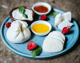 Тарілка сирів власного приготування