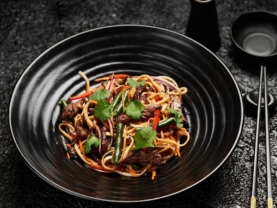 Смажена локшина Удон з телятиною та соусом Удон Біф