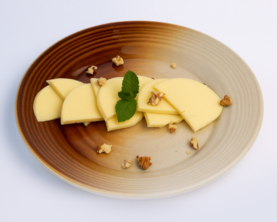 Сир сулугуні з волоським горіхом