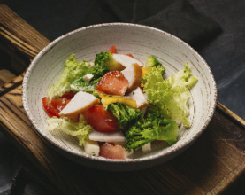 Салат з куркою та брокколі