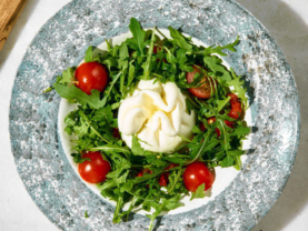 Буррата з печеним перцем, томатами та ароматом трюфеля