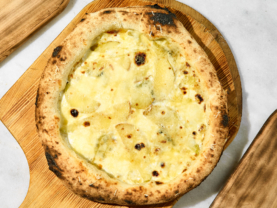 Піца з грушею та сиром Горгонзола