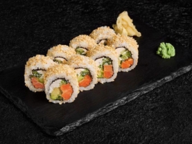 Рол філадельфія з лососем у кунжуті