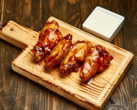 Курячі крила барбекю із сирним соусом