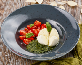 Капрезе з домашнім песто
