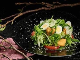 Салат з тонкацу куркою під сирним соусом