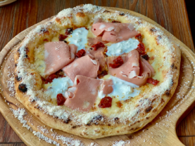 Піца з мортаделлою та страчителлою