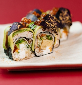 Рол без рису з вугрем та авокадо