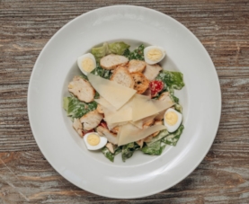 Цезар із соковитим курчам на грилі